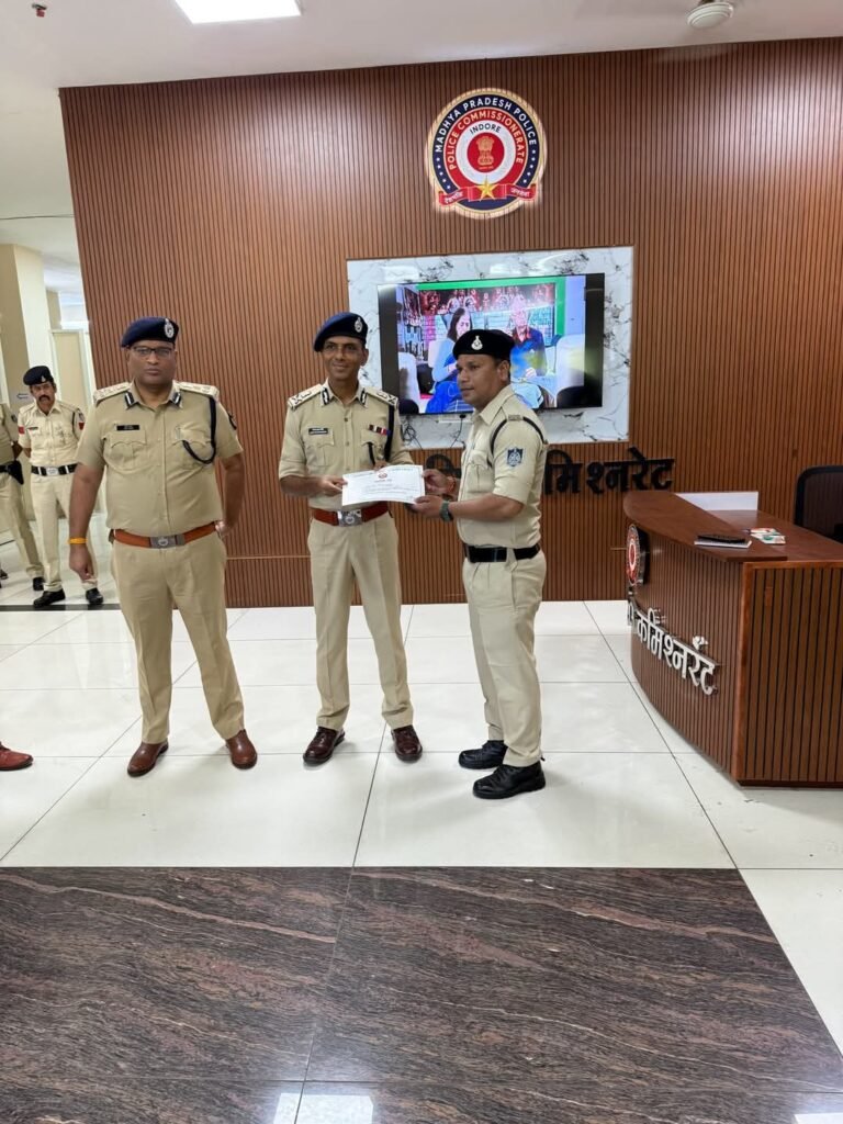 पुलिस कमिश्नर इंदौर ने पुलिसिंग के विभिन्न क्षेत्रों में महत्वपुर्ण भूमिका निभाने वाले 32 पुलिस अधिकारियों/कर्मचारियों को किया सम्मानित।