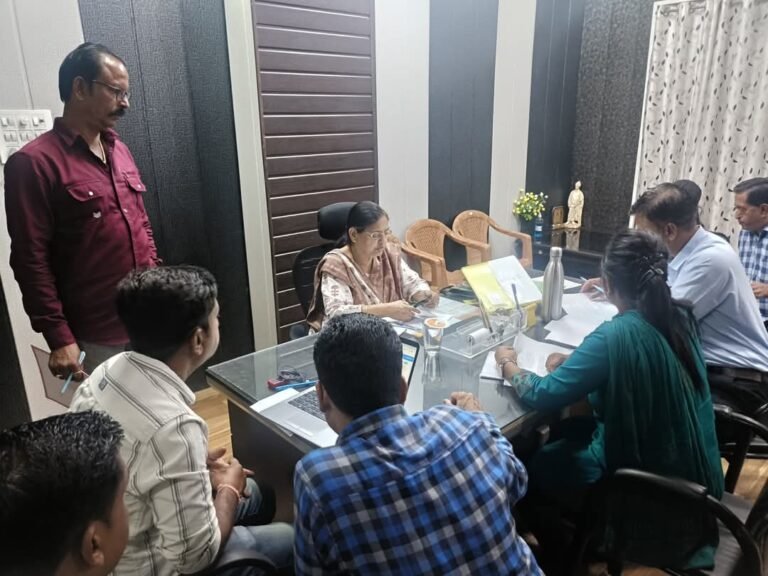 सीएमएचओ ने शहरी स्वास्थ्य केंद्र के चिकित्सा अधिकारियों के कार्य की समीक्षा की