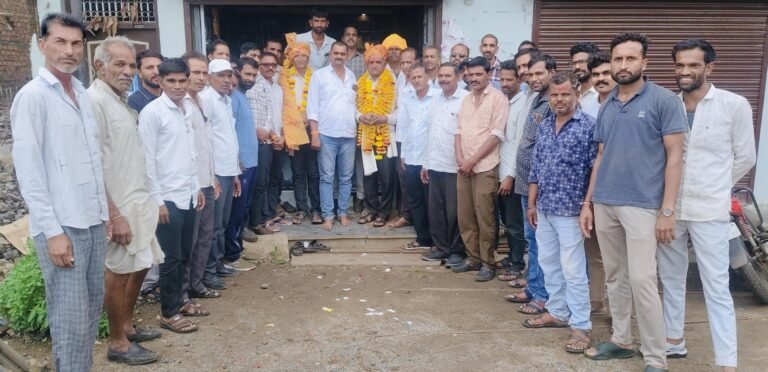 सहायक पशु चिकित्सक क्षेत्र अधिकारी का स्थानांतरण होने पर गाँव वालों ने किया स्वागत